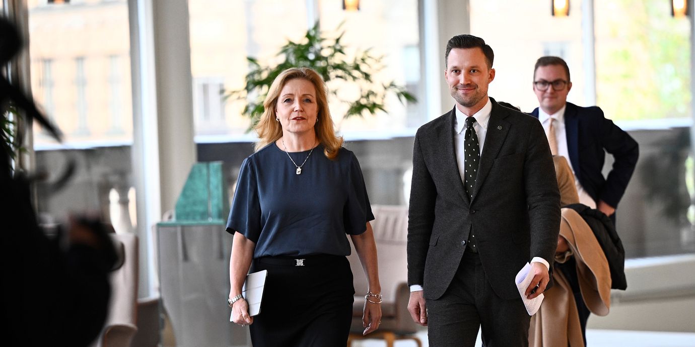 Hervieu tillsammans med C-ledaren Elisabeth Thand Ringqvist, arkivbild från november 2025.