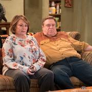 Roseanne Barr till vänster och John Goodman till höger.