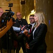 SD:s gruppledare Linda Lindberg (SD) möter pressen.