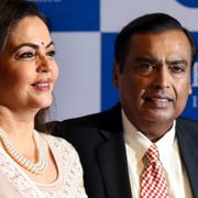 Arkivbild. Reliance Industries ordförande Mukesh Ambani med frun Neeta Ambani, 2019. 