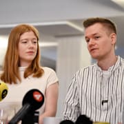 Journalisten Sofie Axelsson och fru till  journalisten Joakim Medin under en presskonferens på Dagens ETC:s redaktion efter att Joakim Medin kommit tillbaka till Sverige.