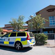 Polis på plats utanför Sundsbroskolan i Bunkeflostrand utanför Malmö på torsdagen.