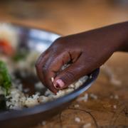 Ett barn äter lunch i en skola i Somalia genom ett ovanligt program som ger elever mat. För många barn är detta den enda måltiden de kan äta på hela dagen.