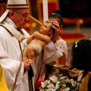 Påven Franciskus med statyett av Jesusbarnet under mässan.