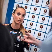 Kosovare Asllani möter media efter matchen.