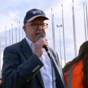 Premiärminister Anthony Albanese talar under en demonstration mot mäns våld mot kvinnor. 