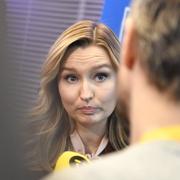 Kristdemokraternas partiledare Ebba Busch pratar med journalister efter att ha presenterat partiets toppkandidater till EU-valet, i samband med extra partifullmäktige efter Sara Skyttedals avhopp. 