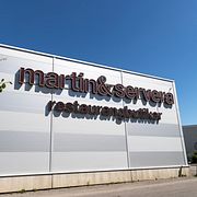 Under förra veckan genomfördes en gryningsräd mot livsmedelsgrossisterna Martin & Servera och Menigo, enligt Dagens Industri.