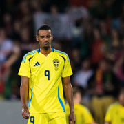 Alexander Isak och Jon Dahl Tomasson under matchen. 