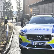 Polis på plats efter ett misstänkt farligt föremål hittats i Husby i norra Stockholm.