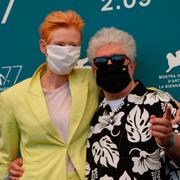 Tilda Swinton och Pedro Almodóvar. 