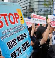 Den japanska regeringens beslut att släppa ut vatten från Fukushima har stött på protester i grannländerna runt Stilla havet, bland annat i Sydkorea.  Lee Jin-man / AP