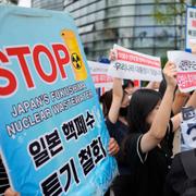 Den japanska regeringens beslut att släppa ut vatten från Fukushima har stött på protester i grannländerna runt Stilla havet, bland annat i Sydkorea.  Lee Jin-man / AP