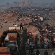 Köerna ringlar sig långa när tusentals försöker ta sig bort från Gaza stad, 18 september 2025. 