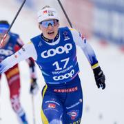 Jonna Sundling går i mål under söndagens skiathlon.