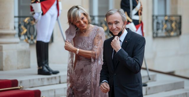 LVMH:s vd Bernard Arnault, en av världens rikaste människor, med frun Helene Mercier-Arnault. Lewis Joly / TT NYHETSBYRÅN
