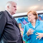 Tysklands inrikesminister Horst Seehofer och förbundskansler Angela Merkel. Arkivbild. 