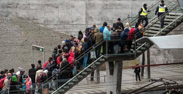 Polis övervakar kön av ankommande flyktingar i Malmö i samband med flyktingsituationen 2015. Johan Nilsson/TT