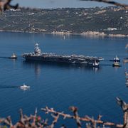 Världens största hangarfartyg USS Gerald R Ford. Trump uppges vilja flytta kommandotornet närmare mitten.