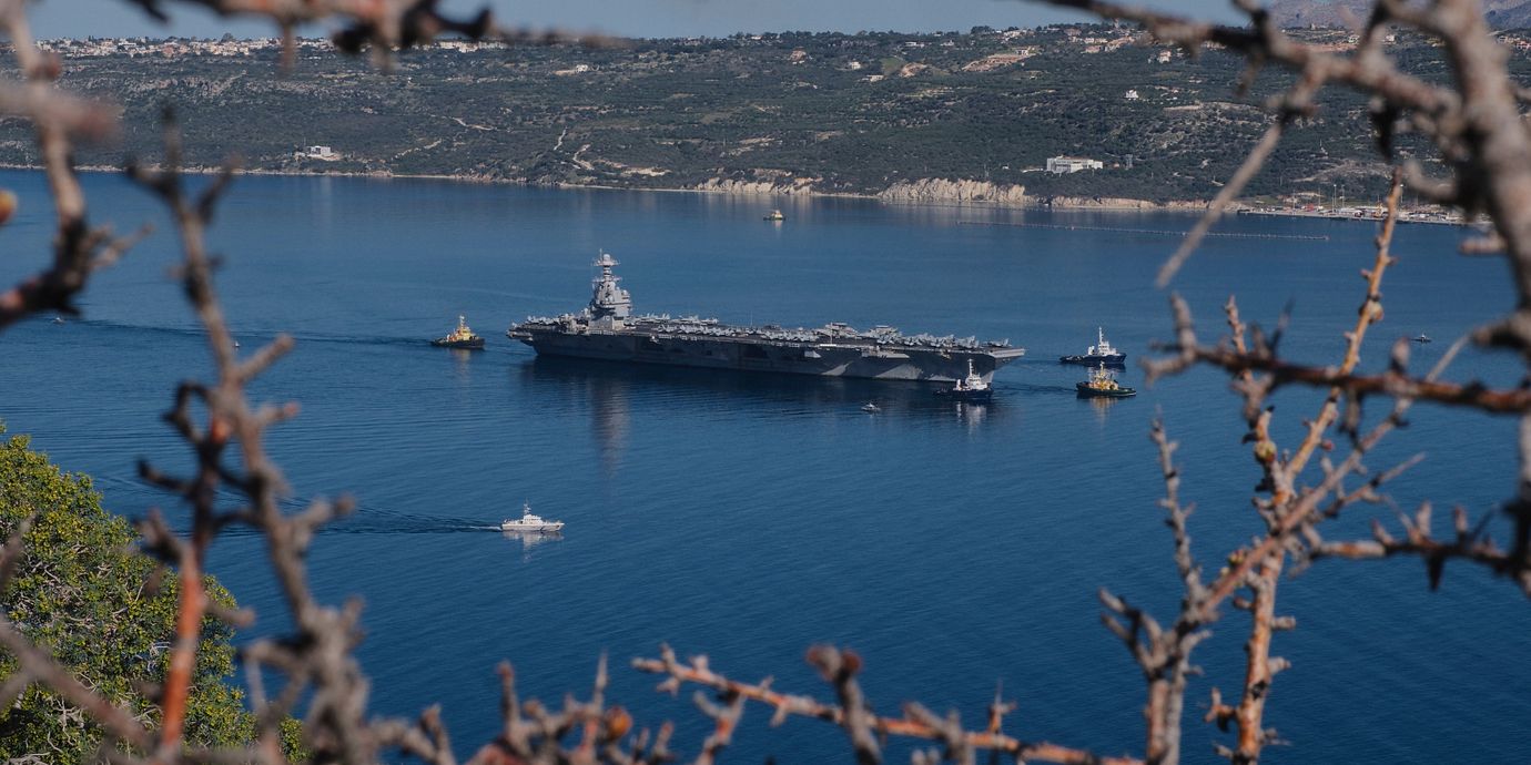 Världens största hangarfartyg USS Gerald R Ford. Trump uppges vilja flytta kommandotornet närmare mitten.