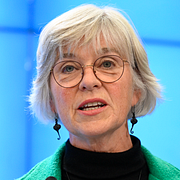 Till vänster: Infrastruktur- och bostadsminister Andreas Carlson (KD) i samband med att en prototyp av de nya nattågen visades upp i april i år. Till höger: Ulrika Heie är instrukturpolitisk talesperson för Centerpartiet och ordförande i riksdagens trafikutskott.