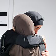 Föräldrarna  Aiman Ahmad och Sanabel Ahmad vid rättegången efter trippelmordet i Uppsala.
