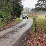 En bil åker från den kungliga bostaden i Sandringham, där gripandet ska ha skett i förmiddags.