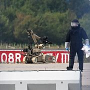 En bombtekniker på plats vid den sprängladdade drönaren i Leipzig.