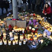 Sörjande samlas för att placera blommor och ljus utanför Risbergska skolan i Örebro.