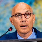 Bilden till vänster är satellitbilder på vad som kan vara en massgrav i el-Fashir, till höger Volker Türk.