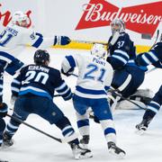 Tampas Steven Stamkos försöker överlista Winnipeg Jets målvakt Connor Hellebuyck i nattens match.