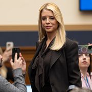 Pam Bondi svarar på frågor i Kapitolium i februari.