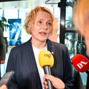 Centerpartiets Anna-Karin Hatt anländer till söndagskvällens partiledardebatt i SVT.