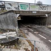 Ett 20-tal bullar med metallbitar hittades på måndagsmorgonen i området kring gångtunneln under Sallerupsvägen vid Östra Kyrkogården i Malmö. 