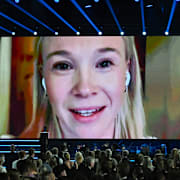 Jonna Sundling tar emot priserna på länk. 