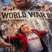 Akos Szilagyi, som beskrivs som en av Viktor Orbáns trognaste anhängare, visar upp en tshirt i hemmet i Budapest.