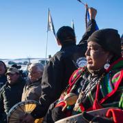 Aktivister firar efter beskedet att oljeledningen inte kommer att dras genom reservatet Standing Rock.