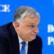 Ungerns ledare Viktor Orbán skakar hand med USA:s president Donald Trump under Världsekonomiskt forum i Davos i januari.