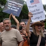 Vita sydafrikaner demonstrerar till stöd för Donald Trump, framför USA:s ambassad i Pretoria, Sydafrika.