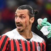 Ibrahimovic pysslas om efter huvudskada under Serie A-mötet med Bologna 4 april.