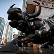 Arkivbild. Tjurstatyn utanför Pekingbörsen.