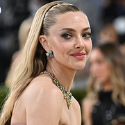Amanda Seyfried och bild på Charlie Kirk under ett Turning point-event. Arkivbild.