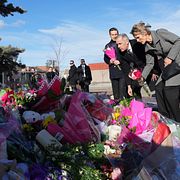 Kanadas premiärminister lägger blommor vid en minnesplats i Tumbler Ridge.