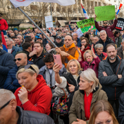 Demonstration i Belgrad, Serbien, 30 december 2023. Marinika Tepic får hjälp upp på scenen under demonstrationen. 