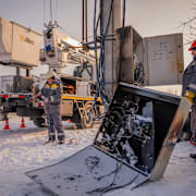 Ukrianska elektiker reparerar en trasig elledning efter en rysk attack.