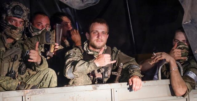 Wagnersoldater lämnar den ryska miljonstaden Rostov-na-Donu på lördagskvällen. AP