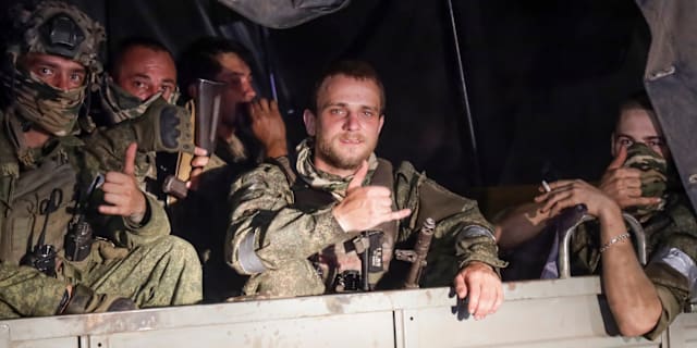 Wagnersoldater lämnar den ryska miljonstaden Rostov-na-Donu på lördagskvällen. AP