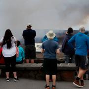 Besökare tittar på rök som stiger från vulkanen Kilauea.