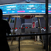 Jakartabörsen handelsstoppades efter ras. 