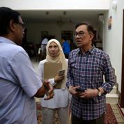 Anwar Ibrahim intetvjuas i sitt hem på torsdagen.